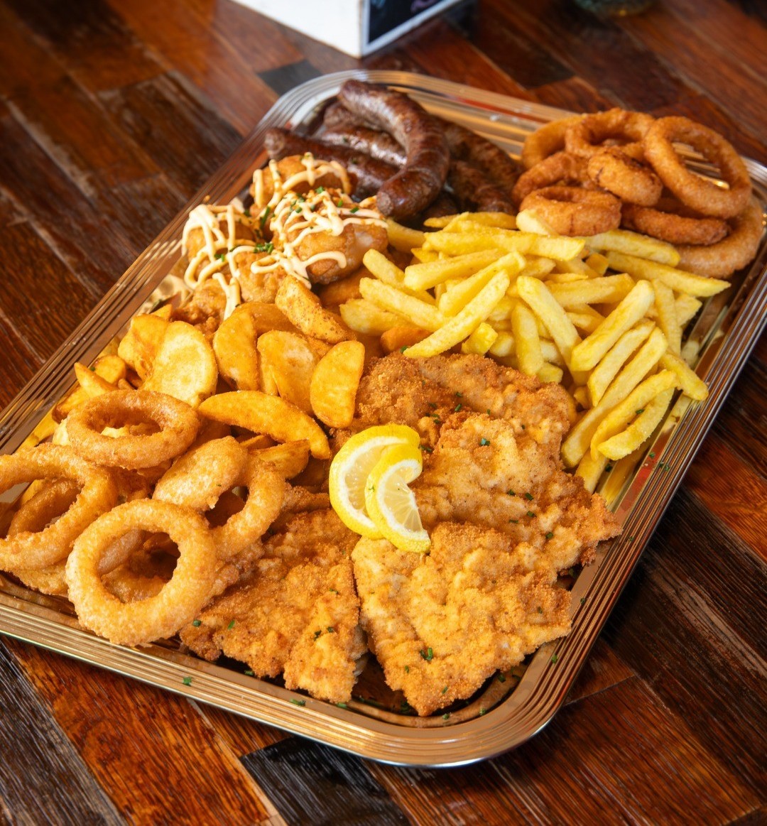 Jägerplatte mit Schnitzel, Chicken Bites,
                Wildbratwurst, Pommes und Zwiebelringen