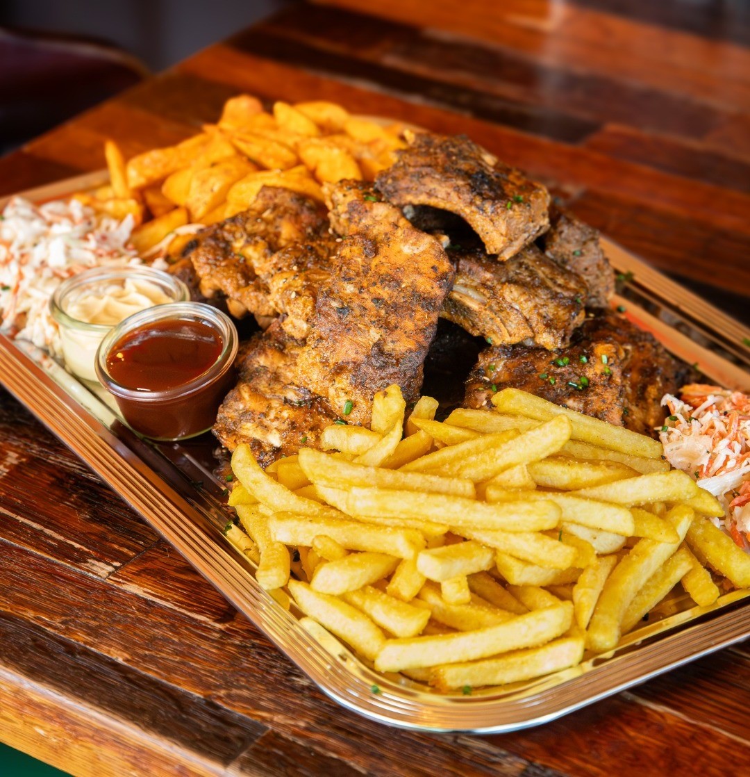 Gegrillte Spareribs mit Pommes,
                Wedges und Coleslaw